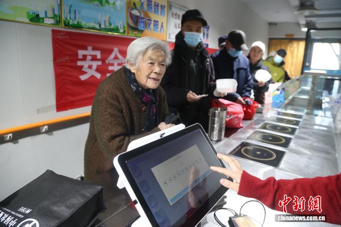 高齢者向け食事支援サービスで年平均10万人の高齢者が恩恵　青海省