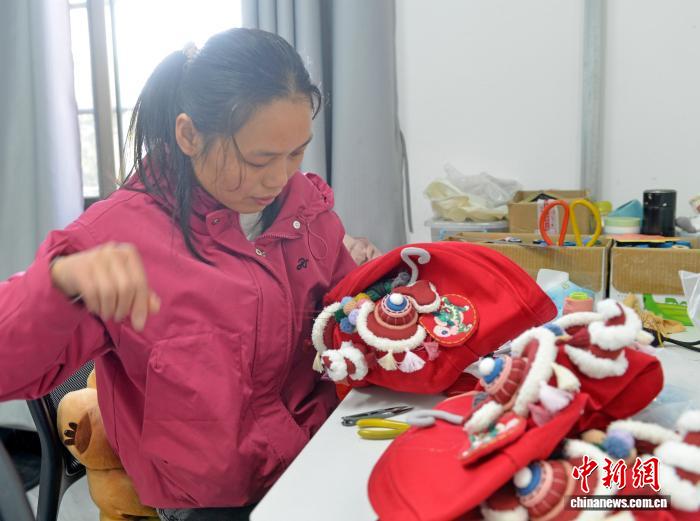 刺繍で富裕への道目指し、地元の女性の雇用も促進　広西・平楽