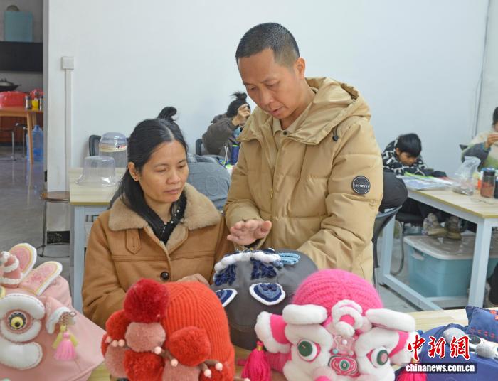 刺繍で富裕への道目指し、地元の女性の雇用も促進　広西・平楽