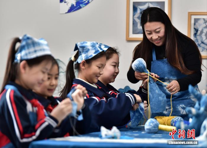 学校教育で学ぶ中医薬文化　河北省安国