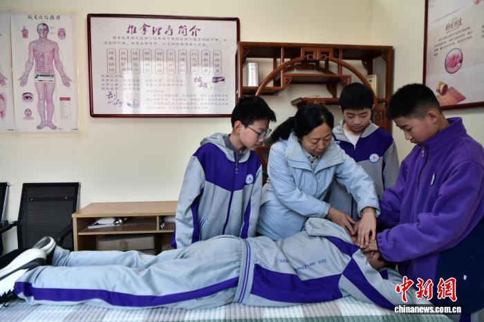 学校教育で学ぶ中医薬文化　河北省安国