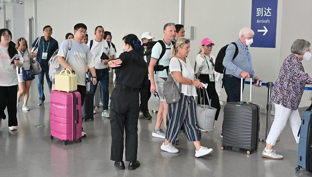 240時間トランジットビザ免除が実施から1年　上海では外国人延べ7.2万人が利用                    上海出入国検査総局によると、国家移民管理局が2024年12月17日に240時間以内のトランジットビザを免除する新政策を打ち出してから2025年12月17日までの1年間に、同総局では延べ7万2000人の外国人が240時間トランジットビザ免除手続きを行ったという。詳細>