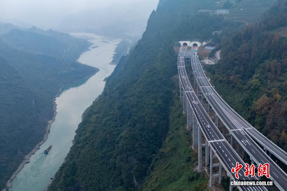 渝湘複線高速道路が全線開通