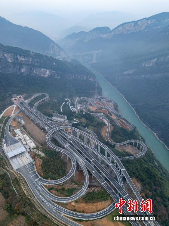 渝湘複線高速道路が全線開通