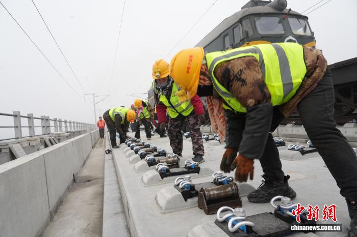 京港高速鉄道雄安－商丘区間の本線レール敷設が完了　河北省