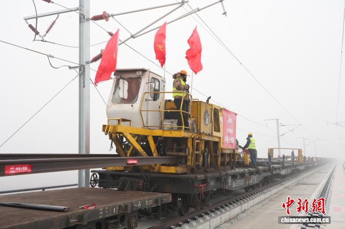 京港高速鉄道雄安－商丘区間の本線レール敷設が完了　河北省