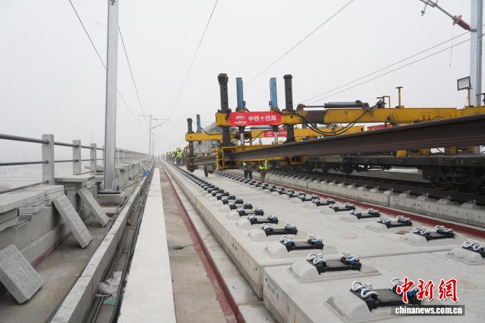 京港高速鉄道雄安－商丘区間の本線レール敷設が完了　河北省