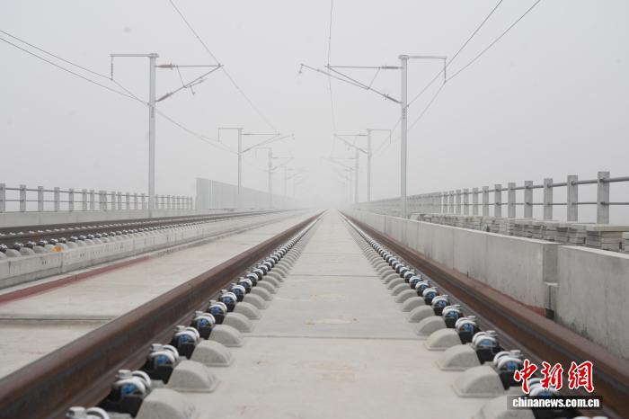 京港高速鉄道雄安－商丘区間の本線レール敷設が完了　河北省