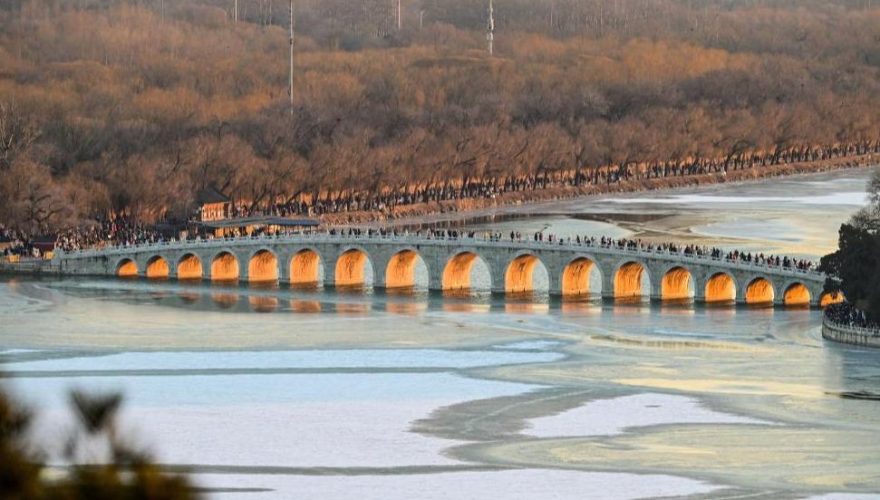 2頤和園の十七孔橋に「光のトンネル」の絶景再び　北京                    冬至を迎えた21日、北京市の頤和園にある十七孔橋では、金色に輝く夕日がアーチに射し込む「光のトンネル」の景観が現れ、多くの観光客や写真愛好家が集まった。詳細>