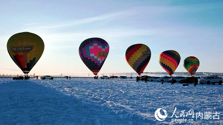 「内蒙古アイス＆スノーフェスティバル」とプリントされた熱気球（撮影・孟佳澍）。