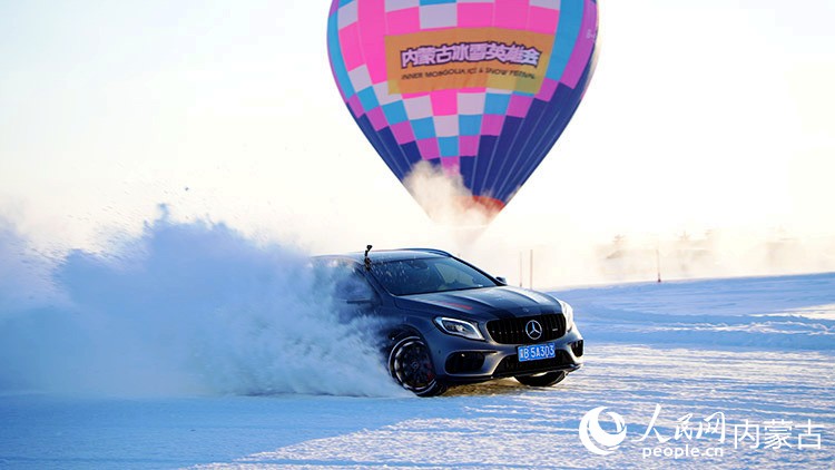 イベントで披露された氷上ドリフト（撮影・張力洋）。