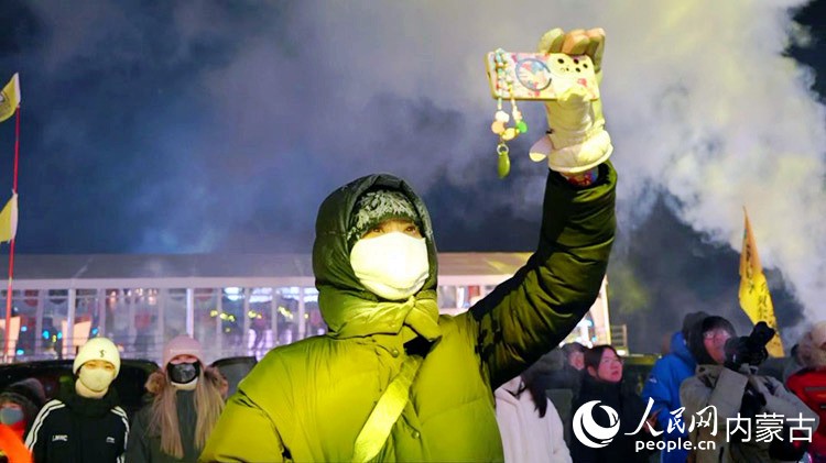 気温が低く、マスクからもれた水分でまつ毛やまゆ毛が凍るほどの寒さとなったものの、観客の「熱意」が冷めることはなかった（撮影・李青迪）。