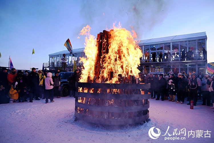 会場の雰囲気を盛り上げるキャンプファイヤー（撮影・劉迎雪）。