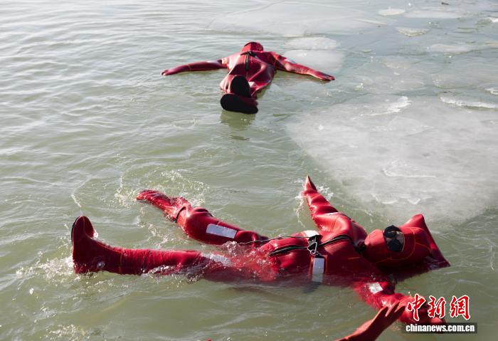 冬の新アクティビティ「氷上浮遊」が人気　寧夏銀川