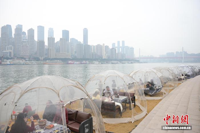 長江の河畔で「七輪を囲んでお茶」、冬のひととき満喫　重慶