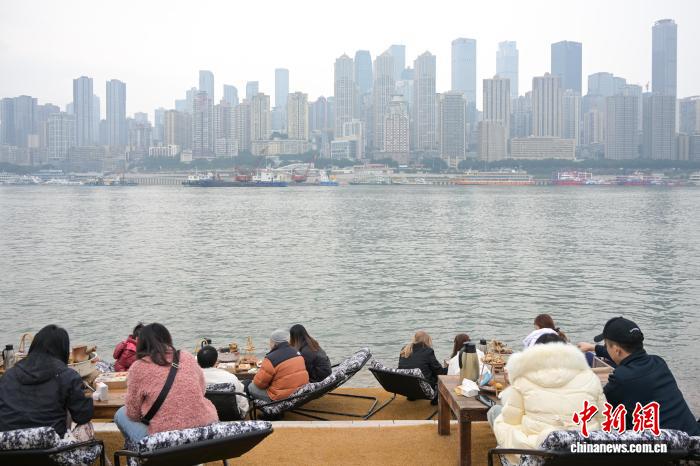 長江の河畔で「七輪を囲んでお茶」、冬のひととき満喫　重慶