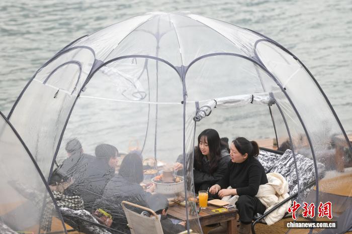 長江の河畔で「七輪を囲んでお茶」、冬のひととき満喫　重慶