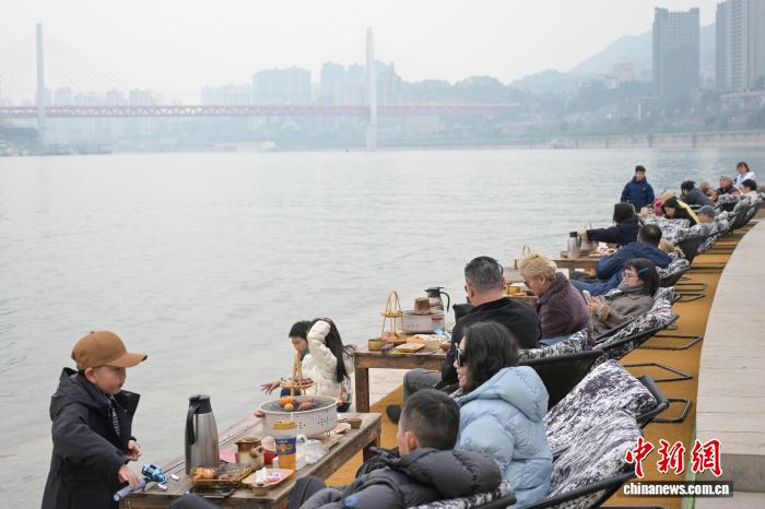 長江の河畔で「七輪を囲んでお茶」、冬のひととき満喫　重慶