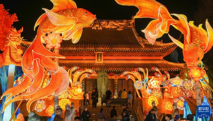 新年控えランタンの明かりともる夫子廟　江蘇省南京                    2026年の新年を目前に控え、江蘇省南京市秦淮区にある夫子廟大成殿では、ランタンに次々と明かりがともされ、市民や観光客の目を楽しませていた。詳細>