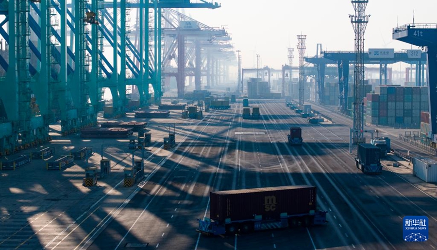 「幸先良いスタート」を切るべく活気づく港湾作業　天津