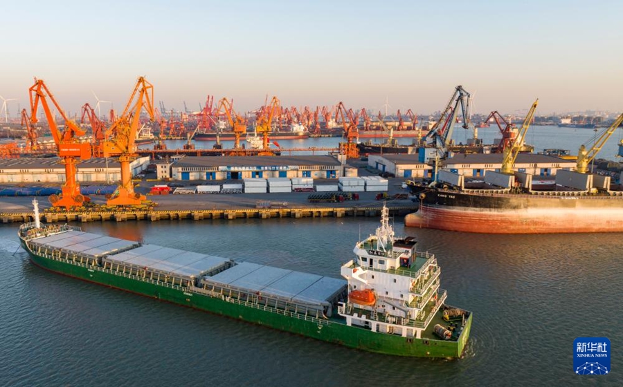 「幸先良いスタート」を切るべく活気づく港湾作業　天津