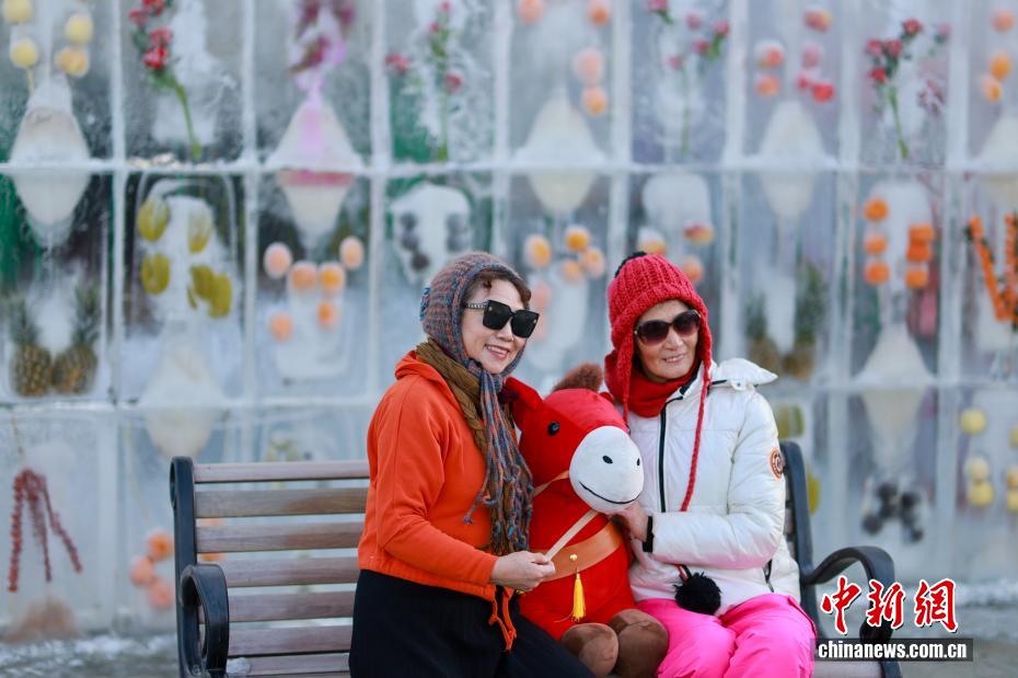 「氷漬けフルーツ」の巨大な壁が市民の人気スポットに　遼寧省瀋陽