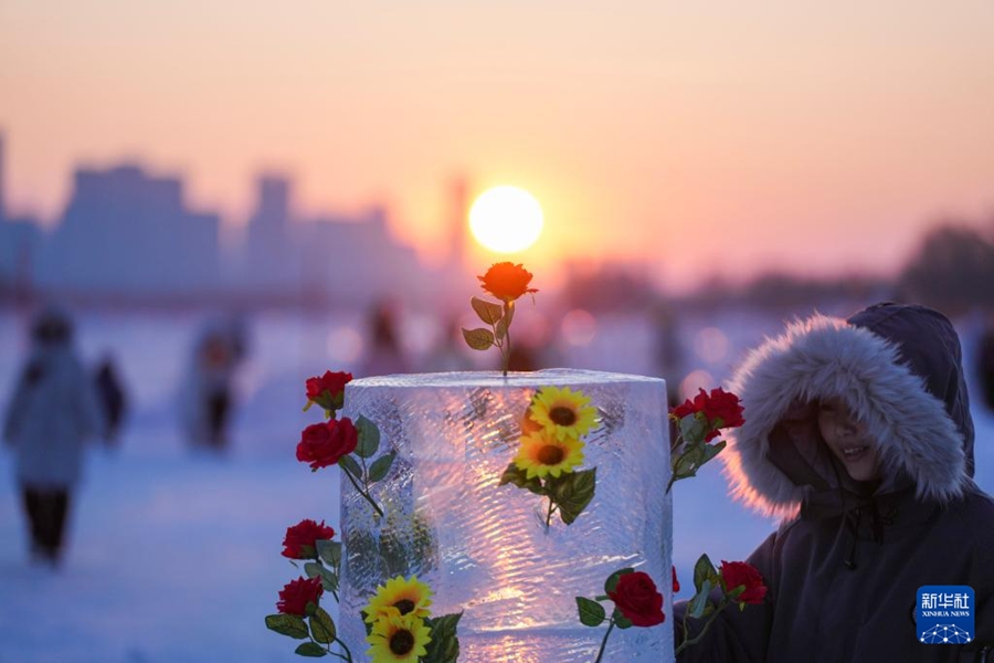 「ダイヤモンドの海」でロマンチックな夕陽を愛でる　黒竜江省哈爾浜