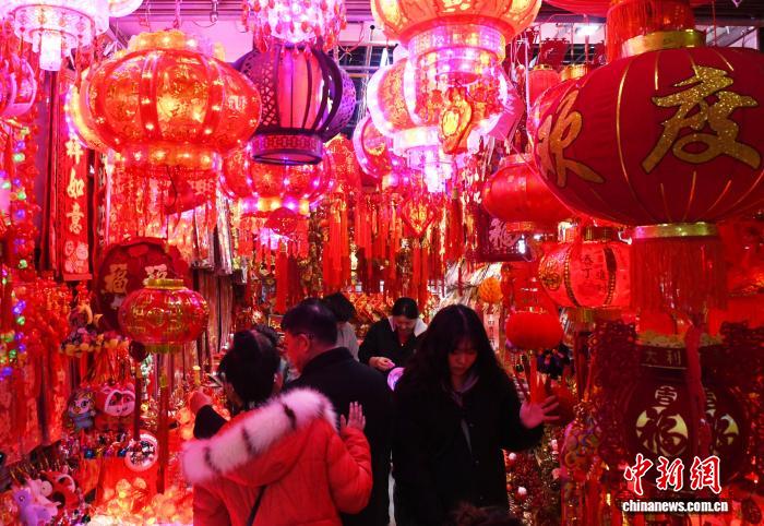年越しムード高まる重慶市で春節飾りが人気に