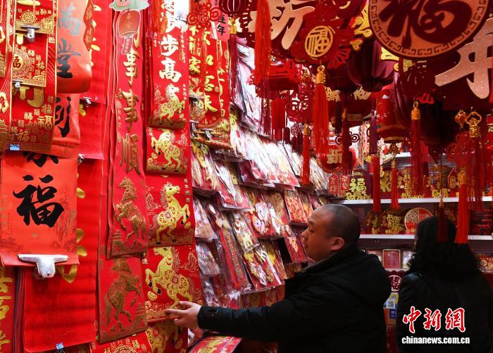 年越しムード高まる重慶市で春節飾りが人気に
