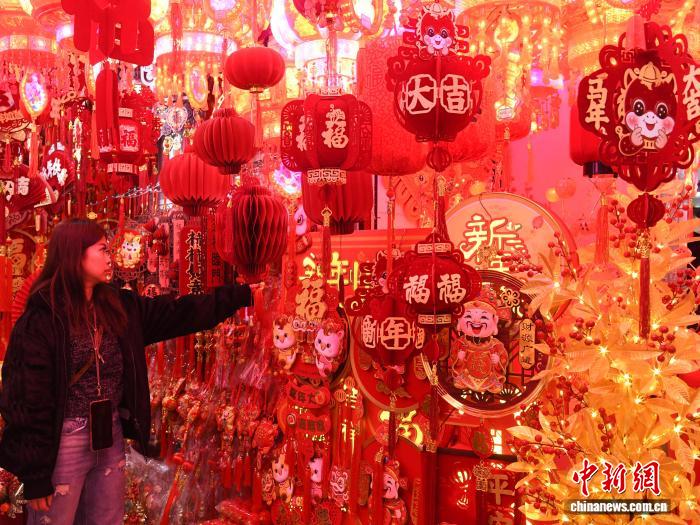 年越しムード高まる重慶市で春節飾りが人気に