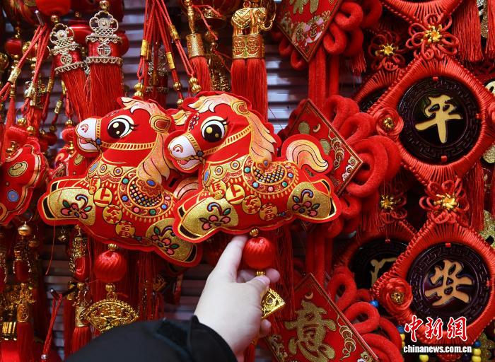 年越しムード高まる重慶市で春節飾りが人気に