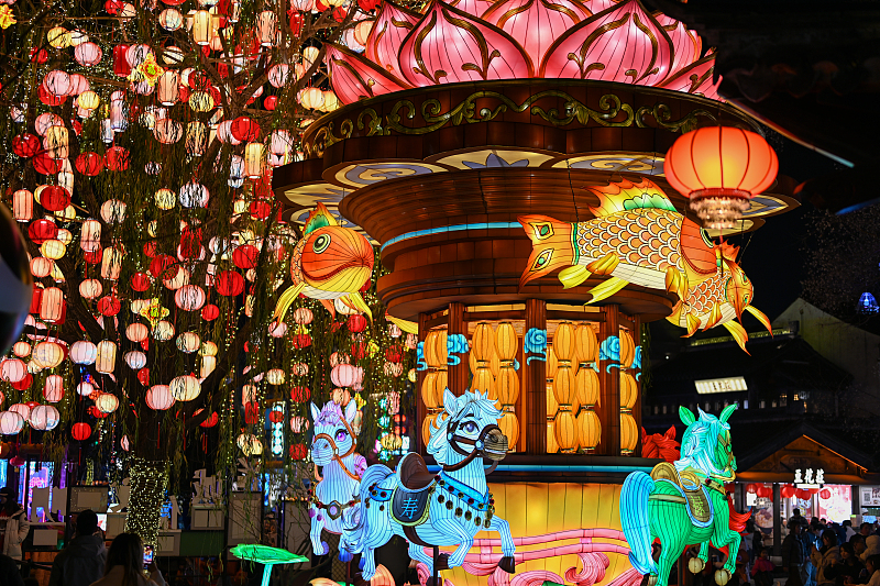 老門東の夜を彩る色とりどりの飾りランタン　江蘇省南京