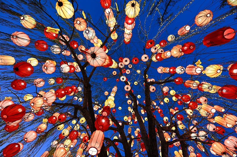 老門東の夜を彩る色とりどりの飾りランタン　江蘇省南京