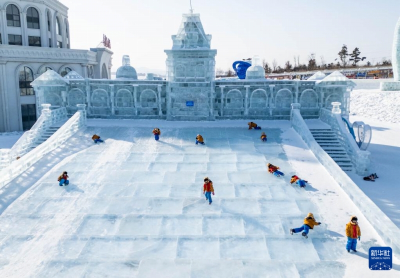 広西の幼稚園児たちが東北エリアで氷と雪を満喫
