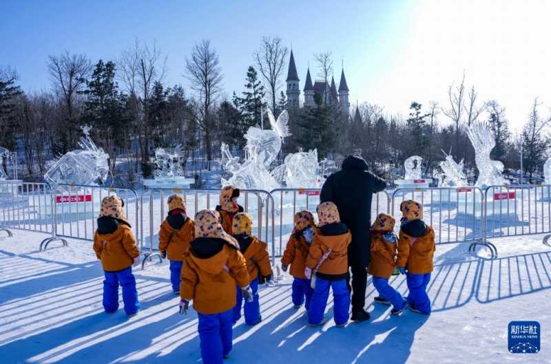広西の幼稚園児たちが東北エリアで氷と雪を満喫