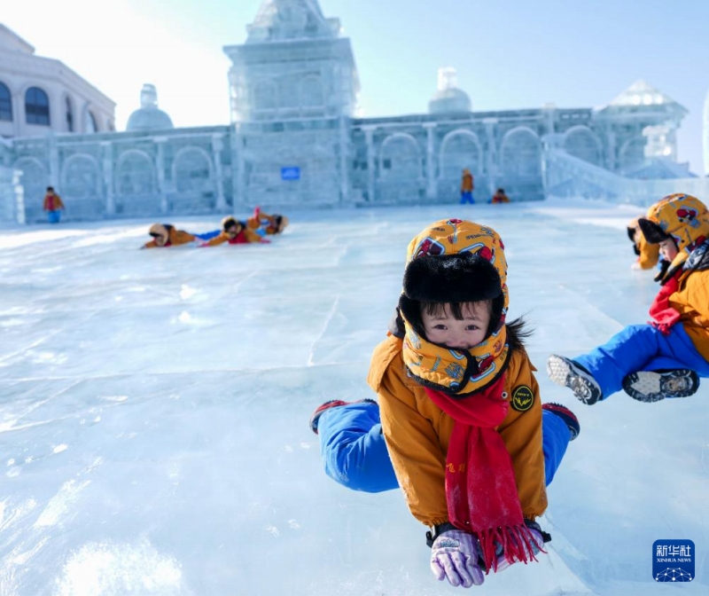 広西の幼稚園児たちが東北エリアで氷と雪を満喫