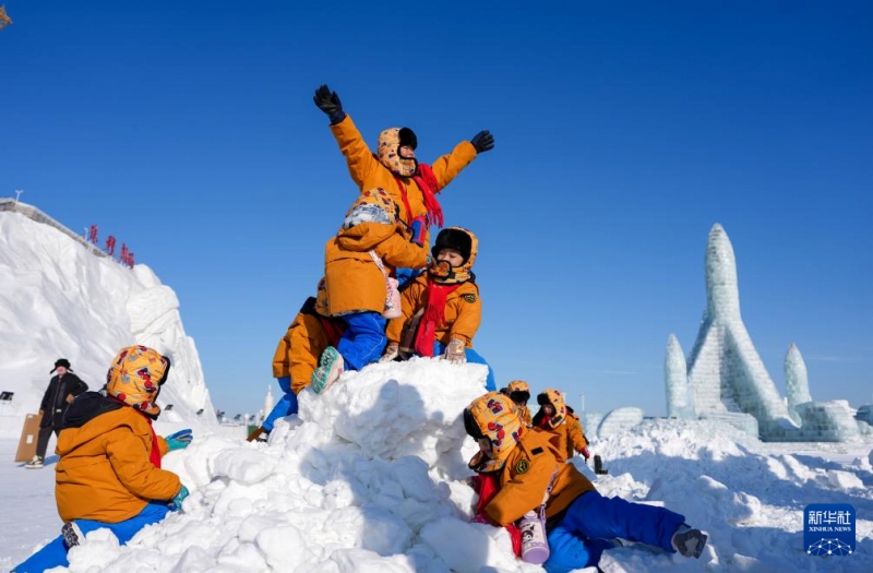 広西の幼稚園児たちが東北エリアで氷と雪を満喫