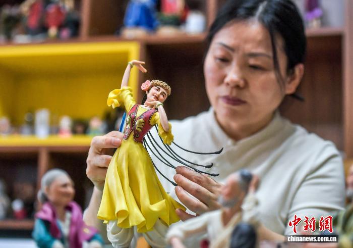 麺塑細工で作り上げる新疆の各民族