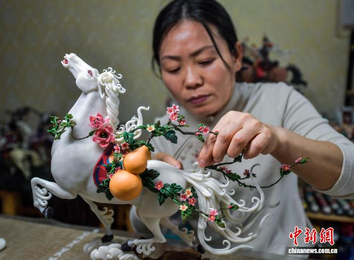 麺塑細工で作り上げる新疆の各民族