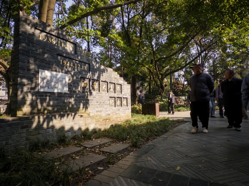 成都市人民公園の「成都大爆撃」記念碑を足を止めてみる男性（撮影・唐文豪）。