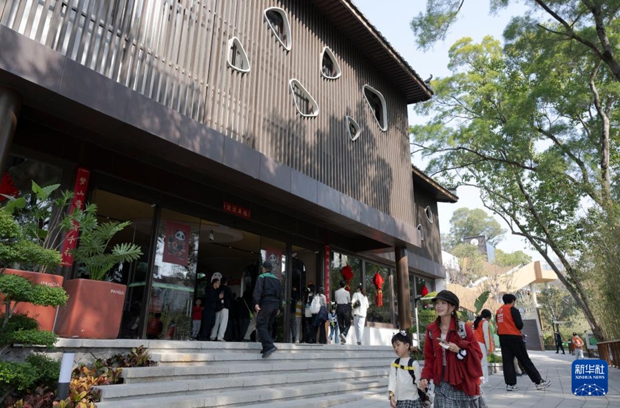 改装後の新居でパンダの観覧スタート　福建省福州