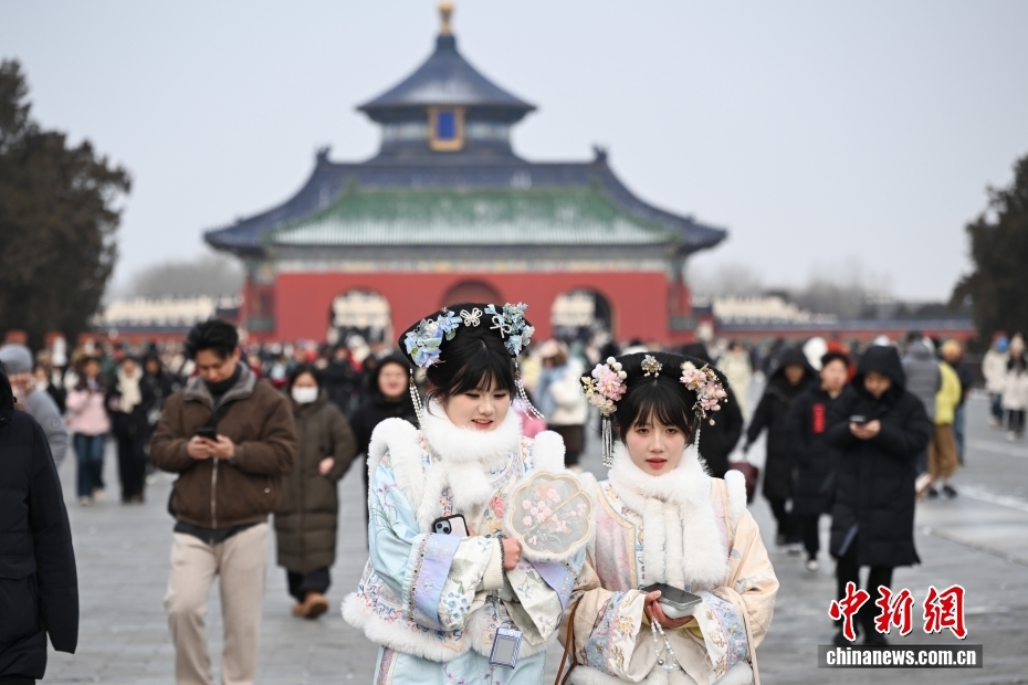 年明け後の初雪で美しい雪景色広がる北京