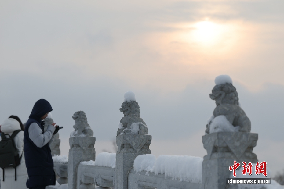 年明け後の初雪で美しい雪景色広がる北京
