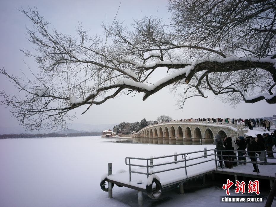 年明け後の初雪で美しい雪景色広がる北京