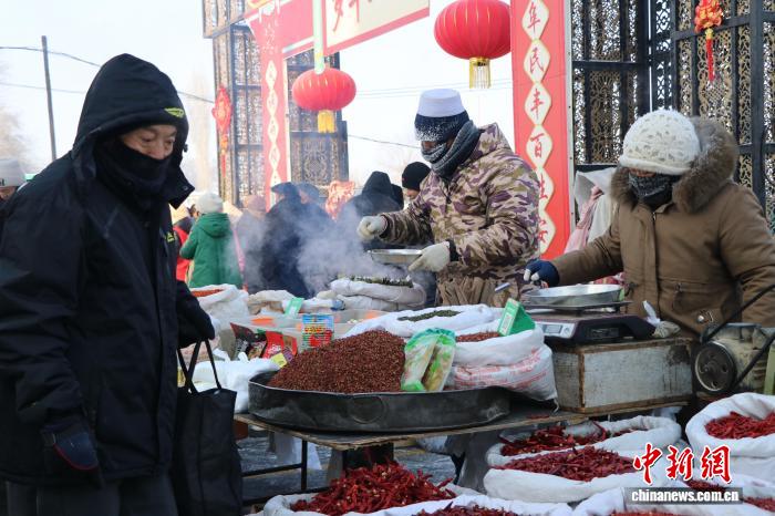 農村の春節用品市、「ライブ配信＋無形文化遺産の実演」で新体験を提供　新疆
