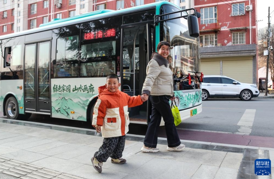 小さな町の幸福を「加速」させる「無料バス」　甘粛省両当