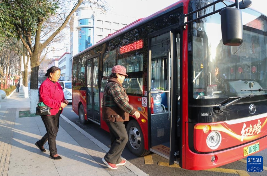 小さな町の幸福を「加速」させる「無料バス」　甘粛省両当