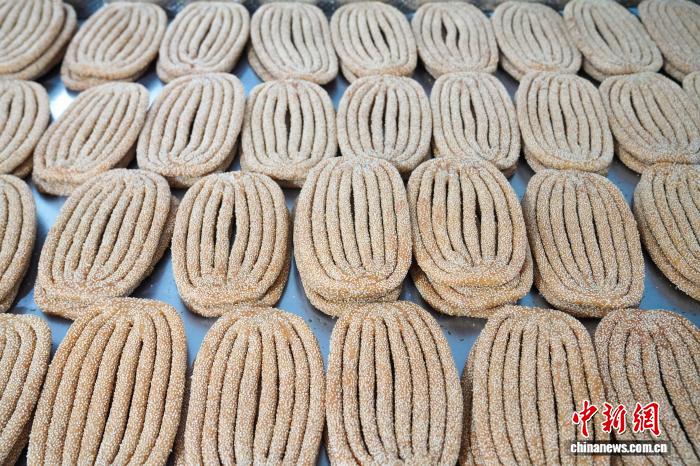 春節のおもてなしに欠かせない揚げパン「粿条」　広西・富川