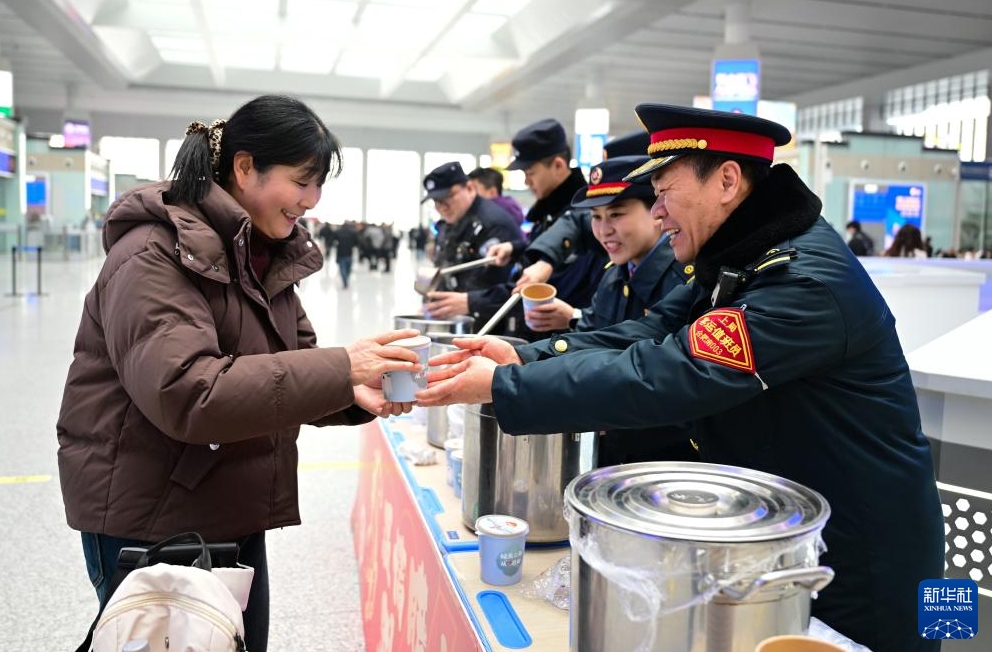 乗客に温もり届ける「臘八粥」　安徽省