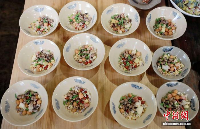 五色おこわ作りや油茶で春節ムード高まる侗族の村　広西